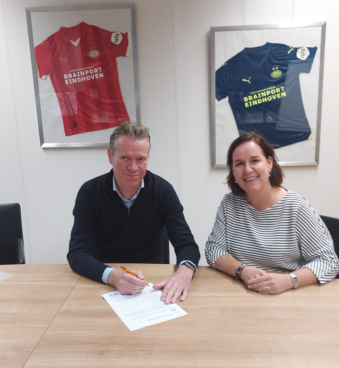 Het Regionaal Historisch Centrum Eindhoven (#RHCe) heeft het #manifest <a href="/DigitaalErfgoed/">@NetwerkDigitaalErfgoed@mastodon.nl</a> ondertekend. 

Foto: Giovanni Wouters, Algemeen directeur @MRE_netwerk/RHCe en Jolanda Louwers-Smeets, manager Communicatie, Erfgoed en Toezicht