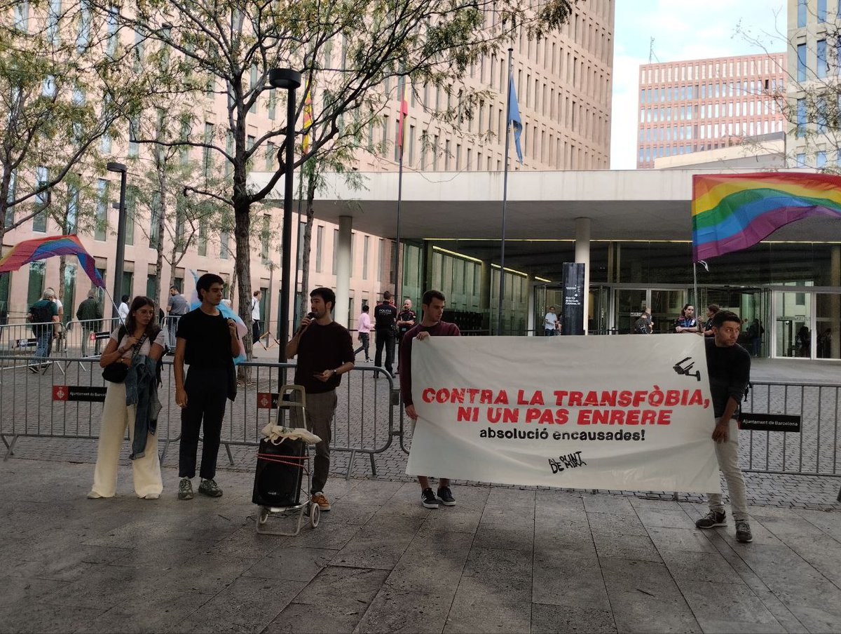 ⚠️ Avui jutgen a les companyes de <a href="/alpuntdemira_/">AlPuntDeMira</a> per protestar contra la  transfòbia. 

El Conseller d'<a href="/Esquerra_ERC/">Esquerra Republicana</a> va enviar els mossos a carregar i ha permès amenaces i persecució cap a les encausades.

Sempre amb les que superen la por i lluiten cada dia. Sempre amb la lluita
