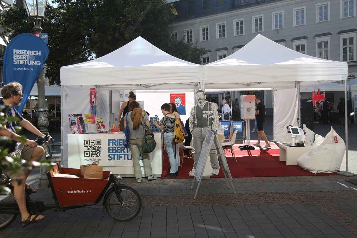 Heute beginnt für uns der Aufbau für das <a href="/bfuturefestival/">b° future</a> (3.-5.10.) in Bonn. Wir freuen uns sehr auf spannende Programmtage und anregende Diskussionen zum #Journalismus der Zukunft! Kommt gerne vorbei. Hier geht es zum <a href="/FESonline/">Friedrich-Ebert-Stiftung</a>-Programm: fes.de/lnk/bfuture24📸FES/El Ghorchi