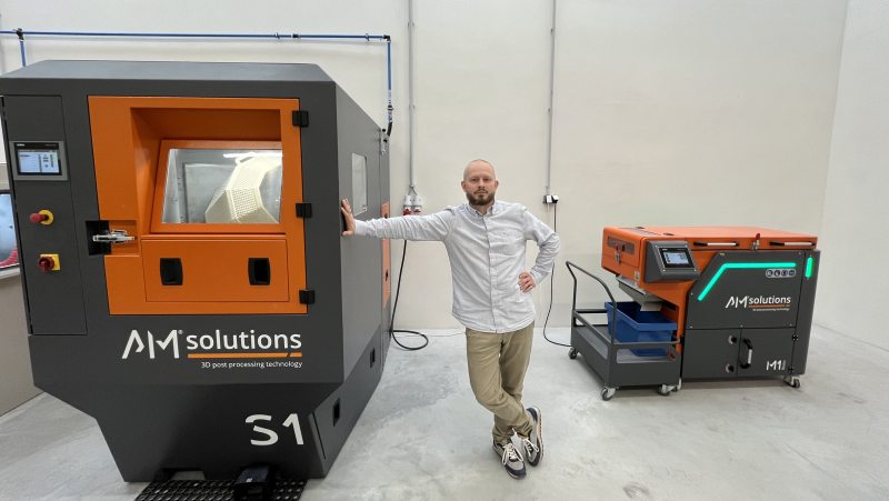 fachmedien's tweet image. Das Prager Unternehmen Aufeer Design greift bei seinen Lösungen auf Post-Processing-Anlagen von AM Solutions zurück. #Rösler #AMSolutions #S1 #AufeerDesign #Oberflächenbearbeitung #PostProcessingAnlagen
kunststoff.kuhn-fachmedien.de/2024/07/02/obe…