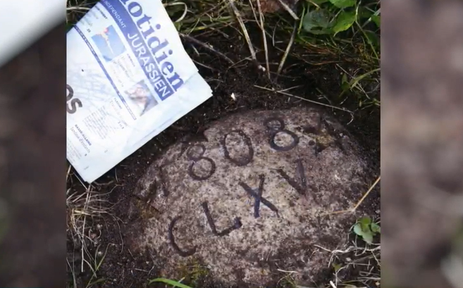 BurkhardtPhilip's tweet photo. Der 2005 von jurassischen Separatisten entwendete #Unspunnenstein soll in einer Wiese im Kanton Jura vergraben sein.
Die Zeitung "Quotidien jurassien" hat Aufnahmen zugespielt erhalten, die den Stein mit einer Zeitungsausgabe vom 26. August 2024 zeigen. (1/3) https://t.co/NSSSH0qDcT