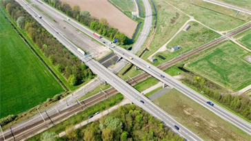 RaadvanState's tweet photo. Groen licht voor project ViA15. De A15 in de regio Arnhem mag worden doorgetrokken en de A12 en A15 mogen worden verbreed. Met deze einduitspraak komt een einde aan een lange juridische procedure van zeven jaar. Lees het nieuwsbericht en de uitspraak.
https://t.co/bQzEsSEGC4 https://t.co/aY2aPK07it