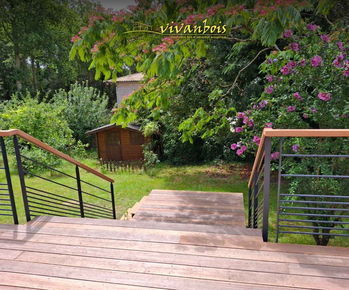 🌳 Vivanbois spécialiste de l'aménagement de vos espaces extérieurs. Exemple de création d'une terrasse et d'un escalier sur mesure pour créer un espace convivial et accueillant pour vos moments de détente en plein air. 
maison-en-bois-17.fr/amenagement-ex…