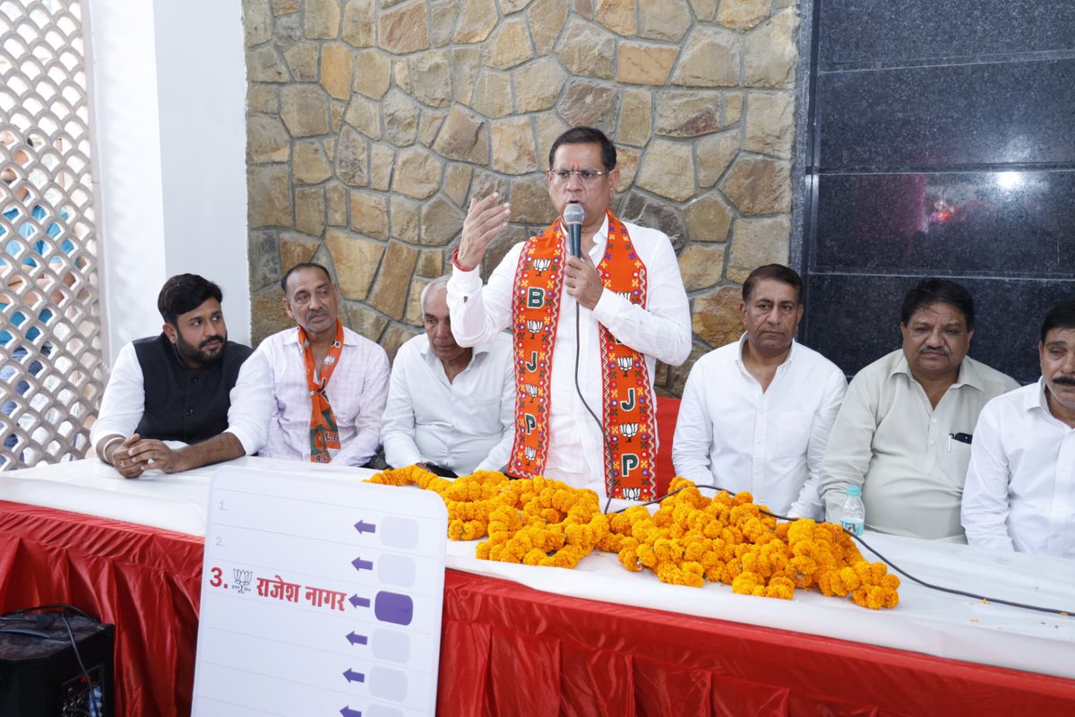 rajeshnagarfbd's tweet photo. आज सैक्टर 37 में जनसंपर्क कार्यक्रम के दौरान आप सभी का जोश और अपार समर्थन देखकर दिल खुश हो गया। आपकी उपस्थिति ने इस अभियान को और भी ऊर्जावान बना दिया।
आप सभी का तहे दिल से धन्यवाद! आइए, एकजुट होकर सैक्टर 37 को विकास की नई ऊंचाइयों तक ले जाएं। 🙏
#sector37 #जनसमर्थन #विकास https://t.co/FO6JHWrv6w