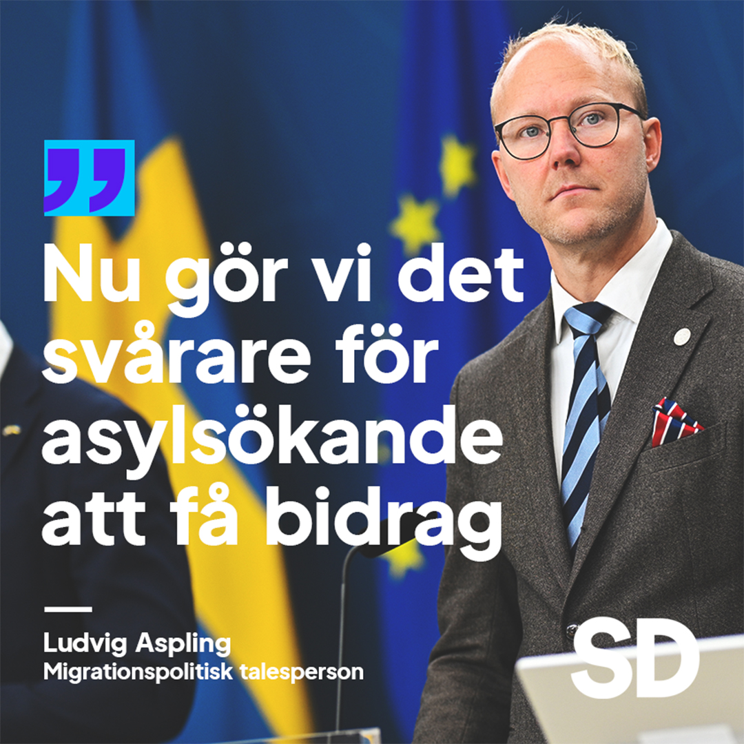 sdriks's tweet photo. Nu gör vi det svårare för asylsökande att få bidrag!

Sverigedemokraterna fortsätter att leverera på vårt löfte om en stramare och mer kontrollerad migrationspolitik. I morgon tar vi nästa steg genom att säkerställa att asylsökande endast får ekonomiskt stöd om de bor på Migrationsverkets boenden.

Den som väljer att ordna eget boende ska inte längre kunna räkna med bidrag. Detta är en nödvändig åtgärd för att stoppa det utbredda missbruket av systemet.

Personer som avviker från boenden kommer att kunna få sin ansökan återtagen.