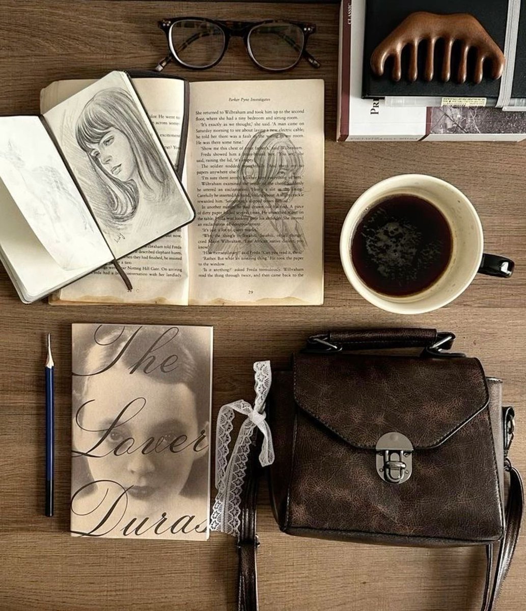 preciousschanel's tweet photo. autumn in countryside 📝☕️🍂🪵 https://t.co/lvhDrkPVYx