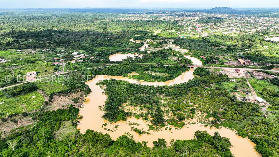 nathan_quao's tweet photo. These images were taken by Edem Srem Sai Afrikanticha. 

The water body you see is the Birim River. 

It's one of the most important water bodies in Ghana. 

Look at what greed and wickenedness have done to God's gift to us. 

#StopGalamseyNow 
#SayNoToGalamsey 
#FreetheCitizens https://t.co/1q66g4eGxA