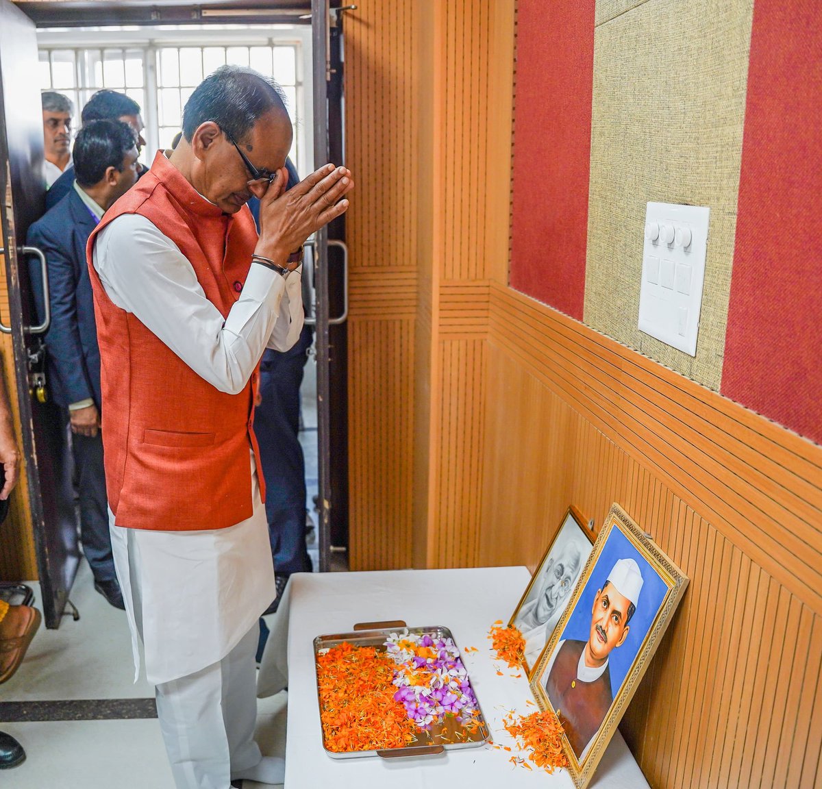 OfficeofSSC's tweet photo. माननीय श्री @ChouhanShivraj जी ने आज ICAR हजारीबाग, झारखंड में राष्ट्रपिता महात्मा गांधी जी एवं पूर्व प्रधानमंत्री, भारत रत्न लाल बहादुर शास्त्री जी की जयंती पर उनके चित्र पर पुष्पांजलि अर्पित कर नमन किया। https://t.co/j1KW9lwg5f
