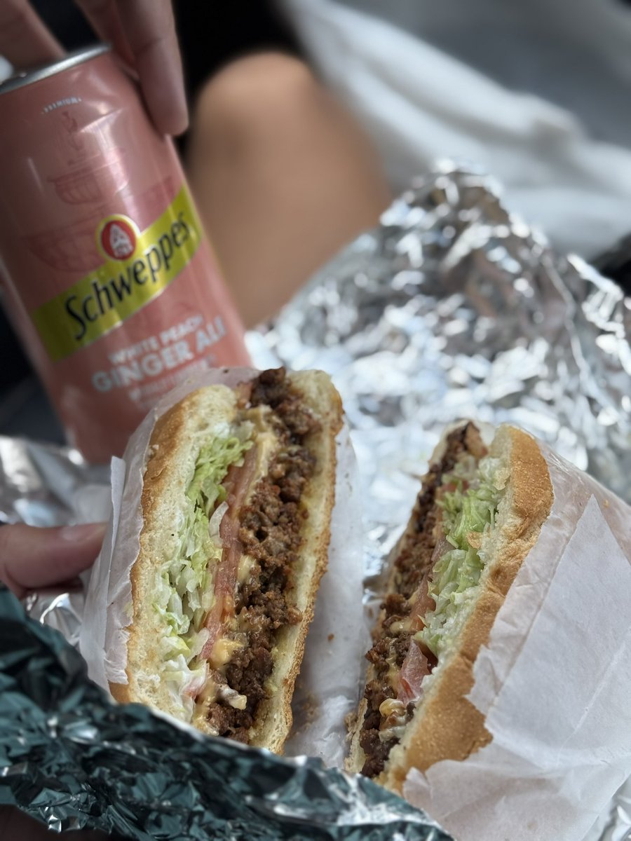 _vamorr's tweet photo. Bussdown #chopcheese #ny 🤤 https://t.co/fIF8FlcuuQ