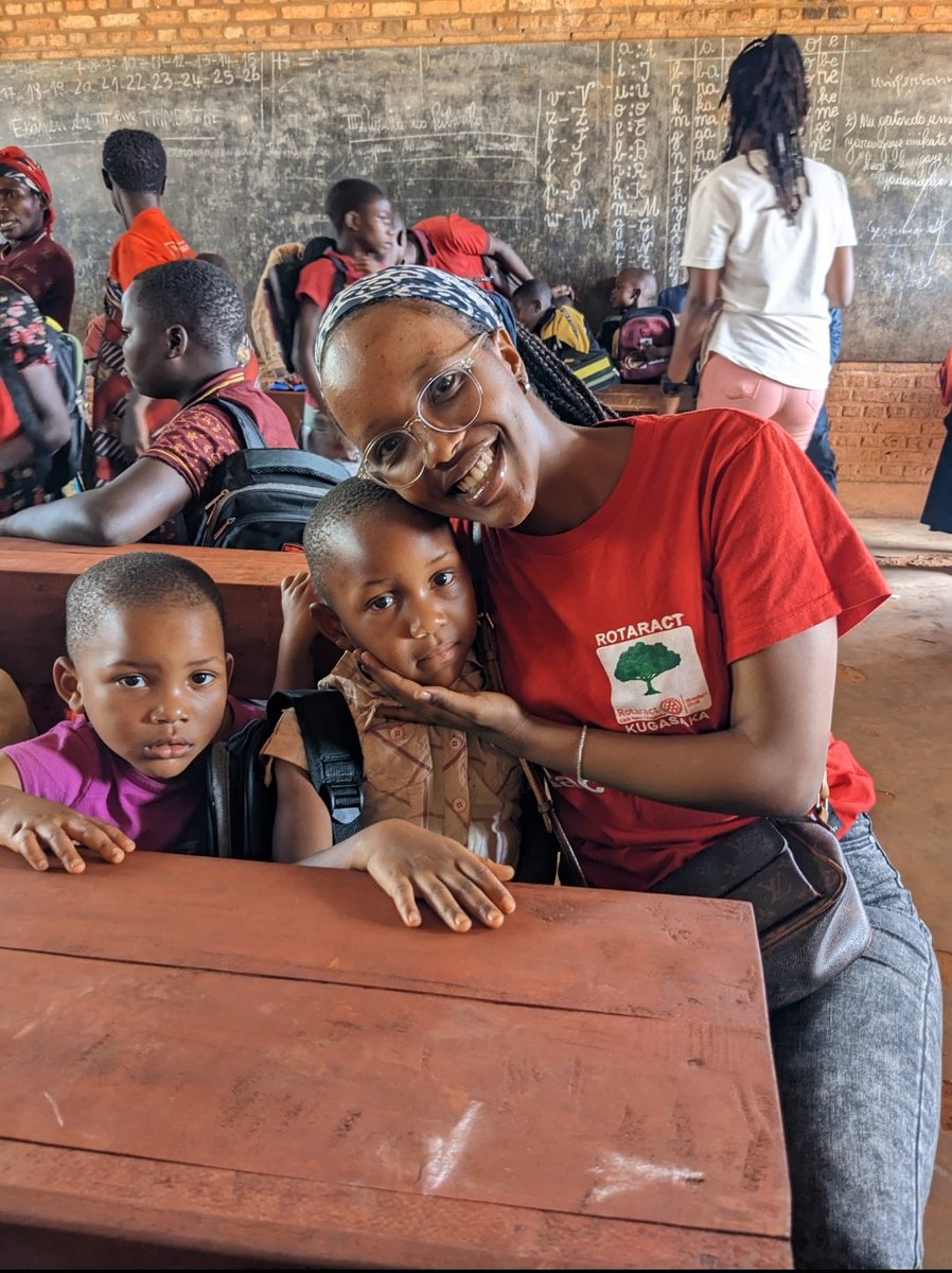 rotaract_ngozi's tweet photo. Ce 28/9 le @rotaract_ngozi a réalisé la première de ses activités phares, Nanje Nige. Elle se réalise à travers un don de kits scolaires et hygiéniques pour une cohorte de 20 filles de la communauté Batwa de l'Ecofo Rutambwe, @CommuneGASHIKA2.

#COSEDD
@RtcBurundi257 https://t.co/HS7LkiCGtg