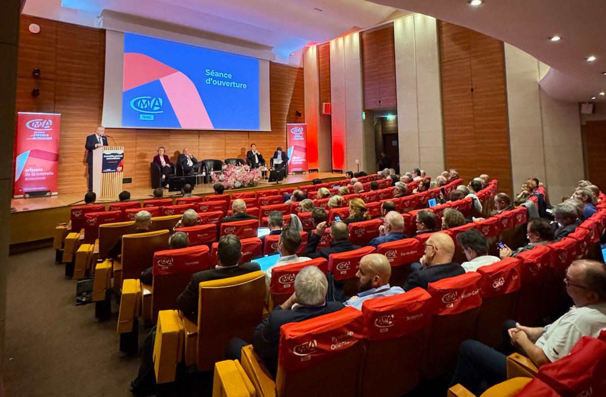 JoelFourny's tweet photo. J’ouvre une assemblée générale exceptionnelle de @CMAFrance_ ➡️ une journée que je souhaite concrète, utile et efficace avec la poursuite du plan de transformation des #CMA.
✔️Avec mes collègues présidents CMA, nous sommes plus déterminés que jamais à réussir ensemble ! #CAP2027 https://t.co/dIZAWIMSch