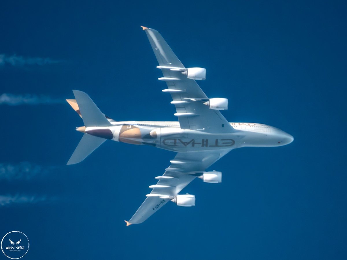 TheSnoopySnoop's tweet photo. #ETD1 #EY1 Etihad Airways
Airbus A380-861, A6-APJ
34,000ft (6.4mi), routing Abu Dhabi to New York
#avgeek #Planespotting https://t.co/SxGhXmVeym