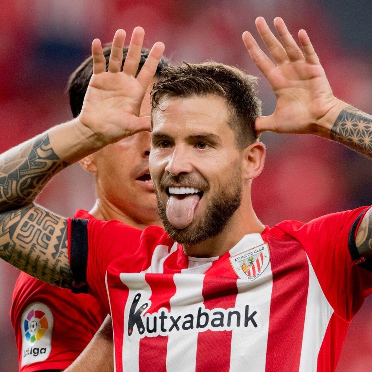 JGC1898's tweet photo. Dios me libre de defender a este tío, pero SIEMPRE celebra los goles así. Es una dedicatoria a sus hijas y lo hace mirando a cámara que ya hacía en el Athletic.

Deja de hacer el ridículo con tal de defender al coleccionista de cromosomas brasileño 🤦🏻 https://t.co/unRvuMOhUc