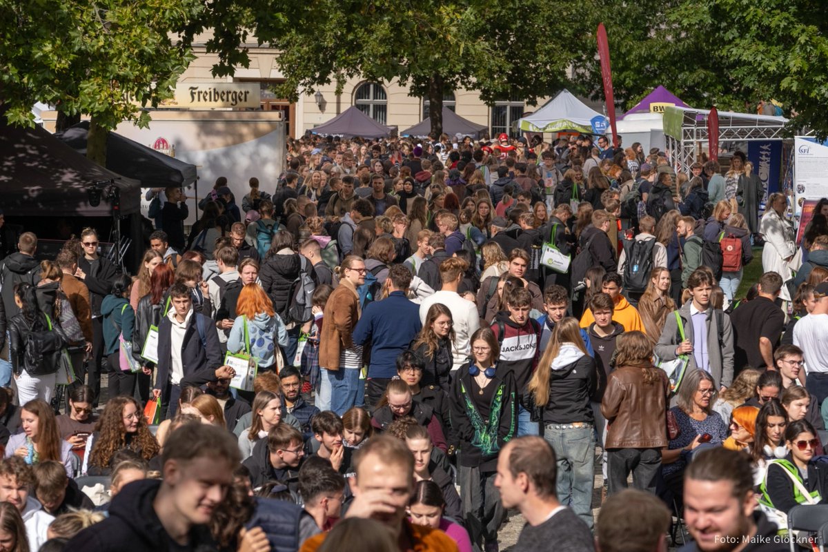 Rund 3.600 neue Studierende hat die MLU am Dienstag zur Immatrikulationsfeier auf dem Uniplatz begrüßt. Rektorin Claudia Becker teilte selbst Welcome-Bags aus. Der Ersti-Talk widmete sich in diesem Jahr einem besonderen Thema: dem studentischen Engagement. campus-halensis.de/artikel/immafe…
