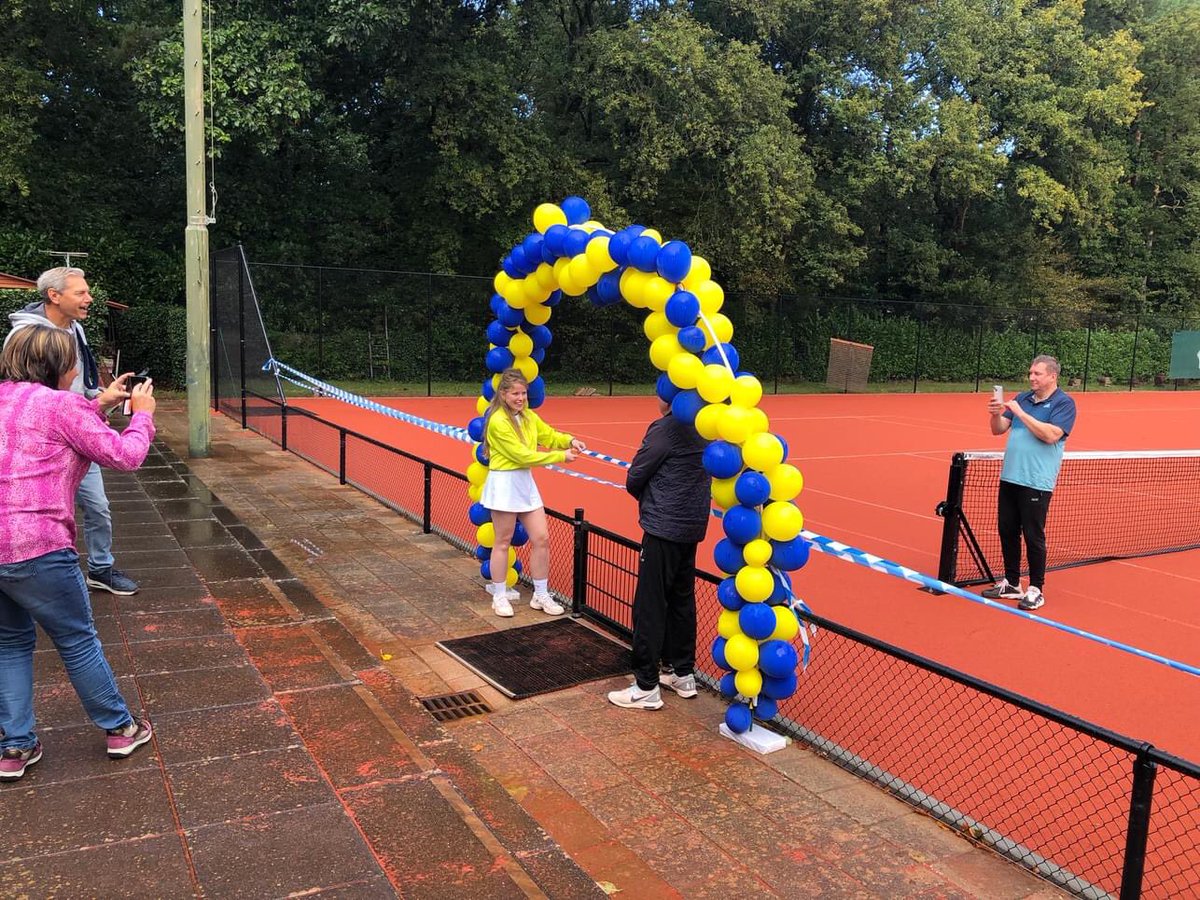TV_Epe's tweet photo. Op 28/9 werden bij T.V. Epe de Clubkampioenschappen gespeeld, voor het eerst ook met padel. Ook werden de nieuwe redcourtbanen geopend (1, 2 en 3), door de jongste en oudste deelnemer. Bekijk hier de foto’s: https://t.co/0cCbsfoqvc https://t.co/mjKQP7gwjX