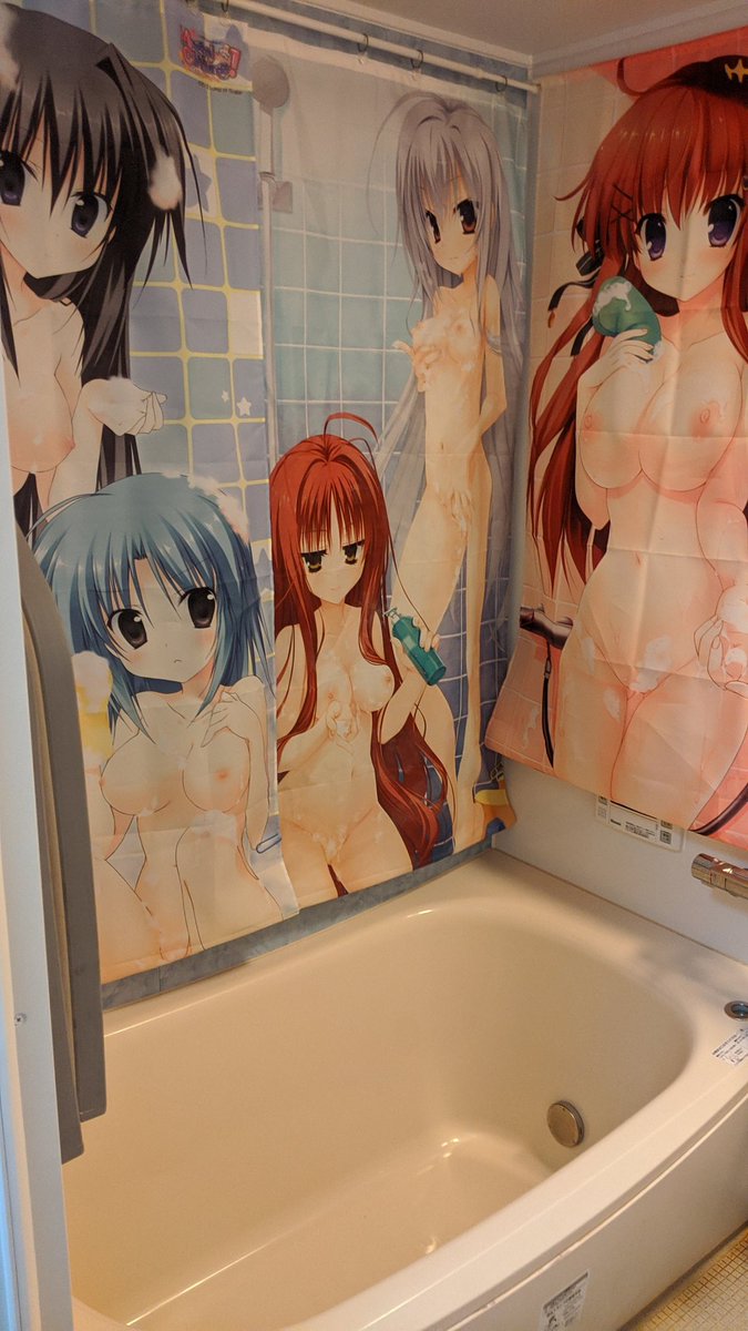 Makura_and_Game's tweet photo. 痛部屋に住みたいというだけで一人暮らしを始め、エロゲー抱き枕と裸立ち絵に魂を惹かれた変人　それが私だ。 https://t.co/FiJl8szMxd