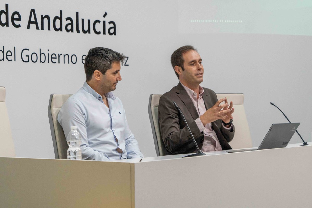 PuntosVuela's tweet photo. Más de 40 profesionales de los #PuntosVuela se reúnen en #Cádiz para el #VuelaMeeting. Aprendemos sobre #IA, compartimos estrategias para mejorar su uso y exploramos iniciativas para que en los Puntos Vuela puedas acceder a más herramientas digitales. 

👉 https://t.co/Kl1WBE7Hb5 https://t.co/P78RfJccrq