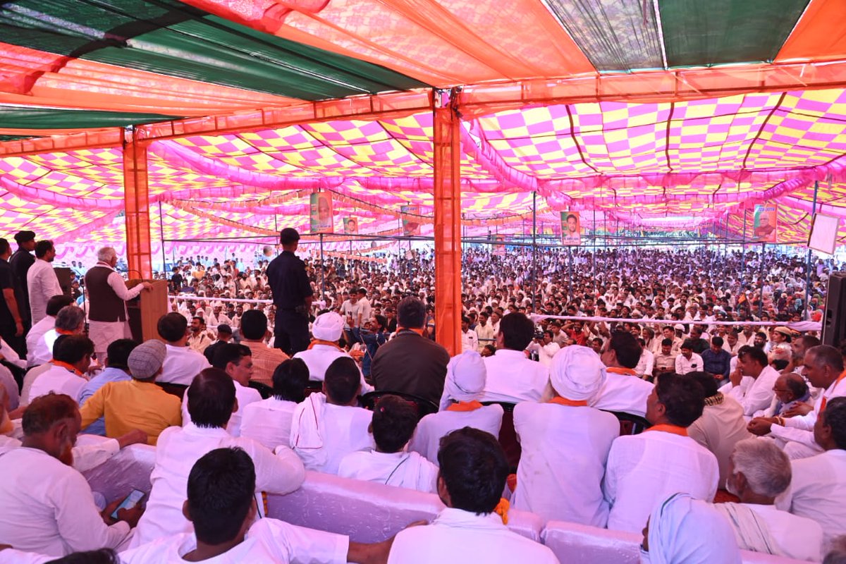 mlkhattar's tweet photo. फिरोजपुर झिरका विधानसभा क्षेत्र में भाजपा प्रत्याशी चौधरी नसीम अहमद जी के समर्थन में विशाल जन आशीर्वाद रैली को संबोधित किया और उन्हें भारी बहुमत से जीत दिलाने की अपील की।

जनसभा में इतनी बड़ी संख्या में मौजूद मेरे परिवारजनों का उत्साह और समर्थन बता रहा है कि वो नॉन-स्टॉप हरियाणा के लिए वोट करने जा रहे हैं और नसीम अहमद जी को प्रचंड मतों से जिताकर चंडीगढ़ भेज रहे हैं।

#फिर_से_भाजपा 
#फिर_से_बीजेपी