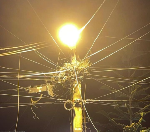 elnuevodiariord's tweet photo. 💡¡Iluminación pública!⚡️

La Alcaldía de Monte Plata (@AlcaldiaMP) continúa mejorando la iluminación pública, instalando lámparas en varios sectores del municipio.

El alcalde Héctor Figari (@hfigari) informó que, en solo unos meses, se han instalado, reparado y reemplazado aproximadamente 300 lámparas, atendiendo las solicitudes de los ciudadanos.

#ElNuevoDiarioRD #Mejoras