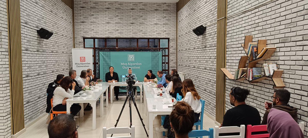 musalparslanuni's tweet photo. ✨ #muşalparslanüniversitesi ‘nde düzenlenen “Çay Bahane Sohbetleri” etkinliklerinin 38. bölümünde, Yazar Gülşen Gazel konuk oldu. Sohbete Rektörümüz Prof. Dr. Mustafa Alican da katıldı.

🔗 Haberin Tamamı:⤵️
https://t.co/k6t8O9eya5 https://t.co/3MgXF0Eoxf