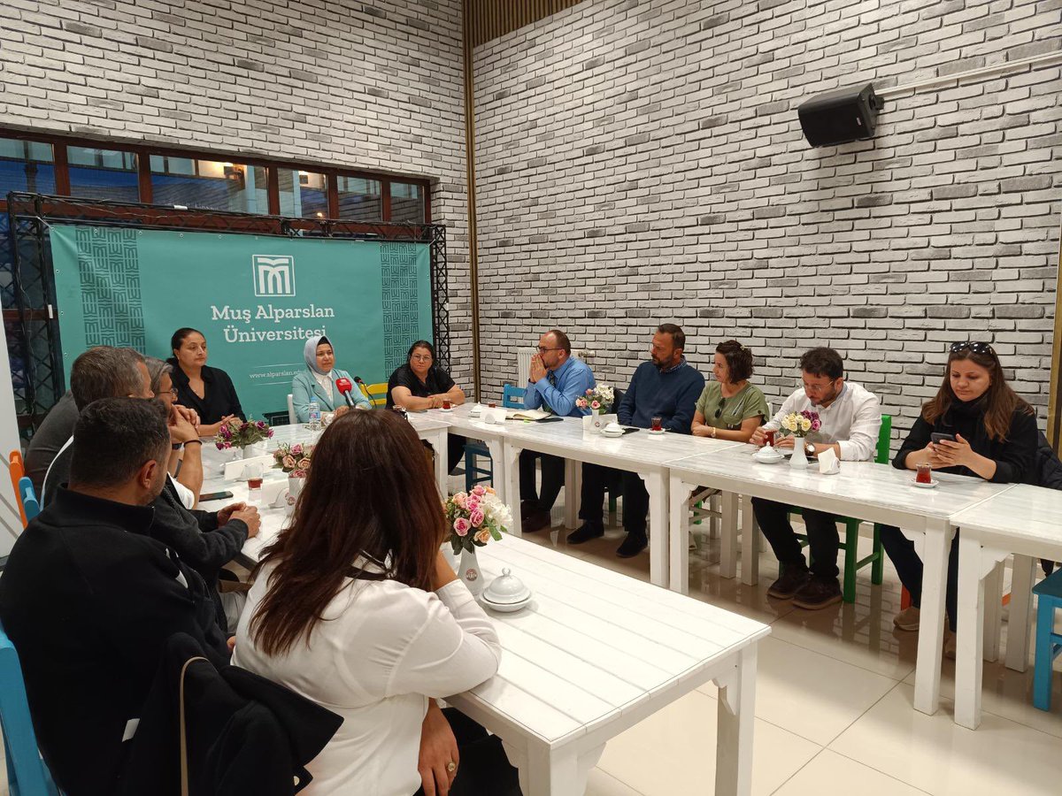 ✨ #muşalparslanüniversitesi ‘nde düzenlenen “Çay Bahane Sohbetleri” etkinliklerinin 38. bölümünde, Yazar Gülşen Gazel konuk oldu. Sohbete Rektörümüz Prof. Dr. Mustafa Alican da katıldı.

🔗 Haberin Tamamı:⤵️
alparslan.edu.tr/tr/page/news/c…