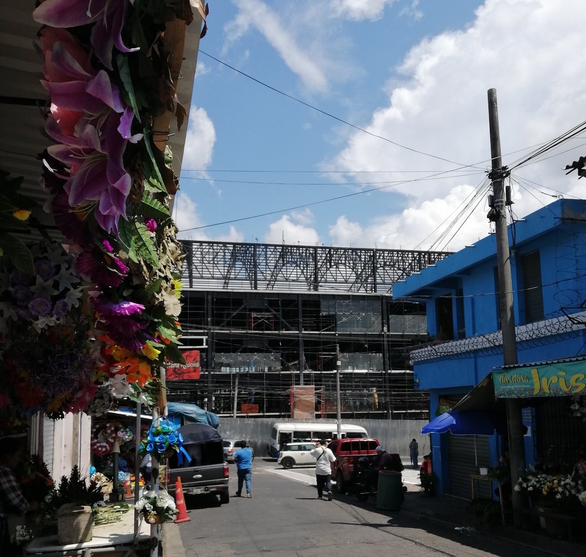 Por Fin! Después de varios años, los vendedores del populoso mercado San Miguelito en San Salvador ven la luz, al parecer dicho mercado tendrá 3 niveles, aun desconocen las cuotas y esperan se inaugure en Diciembre.