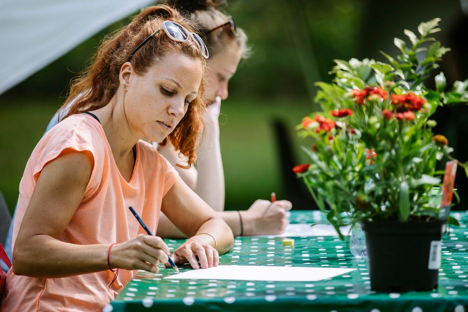 RHS_Rosemoor's tweet image. ✨Treat yourself to a mood boosting workshop in our tranquil gardens - whether you try printing, needlepoint, photography, pottery, painting or gardening, there's something for everyone. 
👇 See what's on here rhs.org.uk/gardens/rosemo…
#visitdevon #visitexeter @exmoormagazine