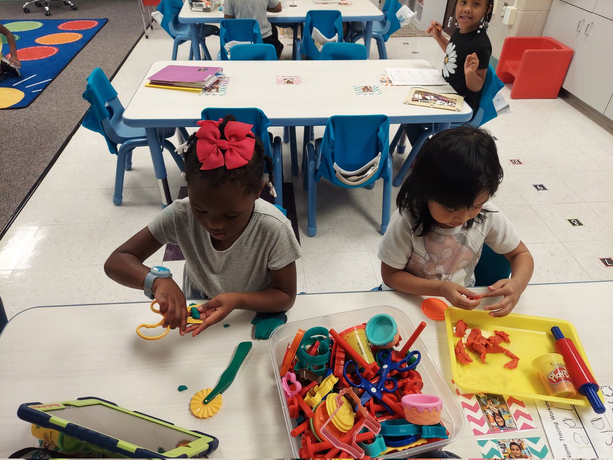 Inclusion time with <a href="/AmandaRileyMBE/">Amanda Riley</a>'s and Ms. Bull's friends in <a href="/MrsCooperMBE/">Lisa Cooper</a> and <a href="/nfontanez01/">Nina Fontanez</a> classes always provide great language, turn taking, and fine motor opportunities!
#Play4PreK #PreKExplorers
<a href="/HumbleISD_MBE/">Maplebrook Elem</a> <a href="/HumbleISD/">Humble ISD</a>