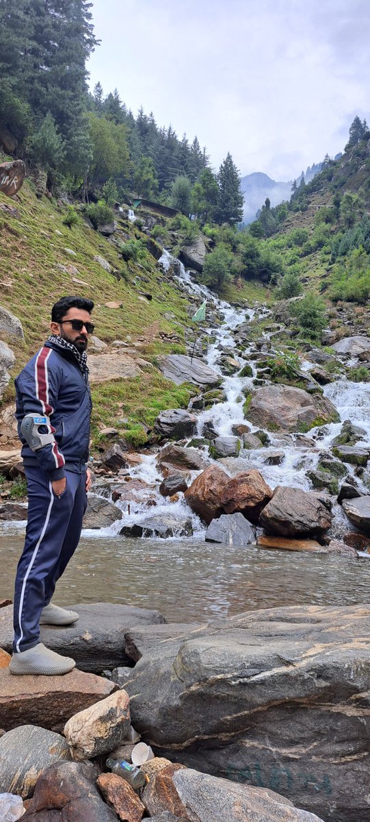 یہ شکل کی لباس کی بساط کیا 
کلام کر پتہ چلے تو کون ہے ۔۔