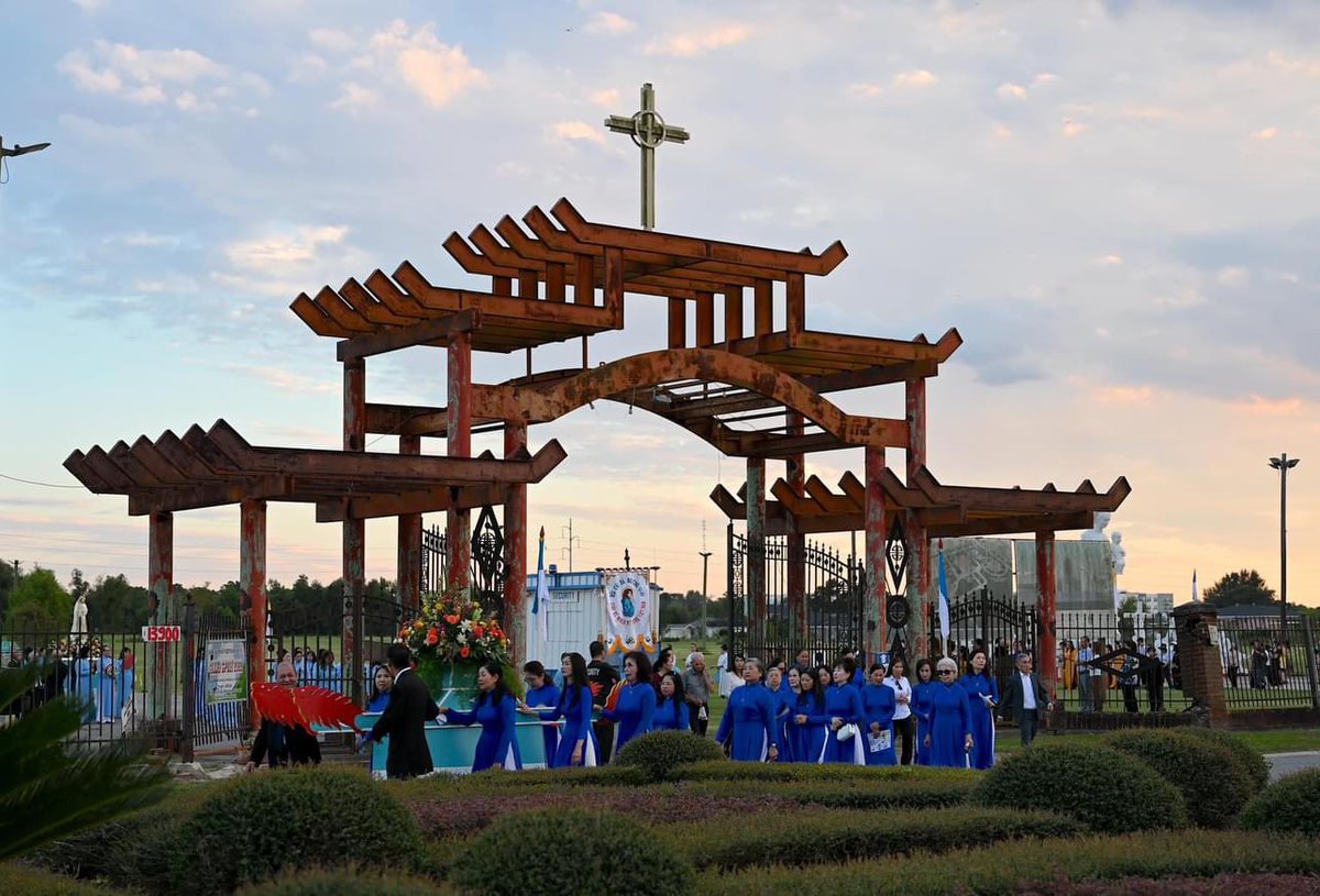 LeMeTellUSumtin's tweet photo. Mary Queen of Vietnam (New Orleans East), first Viet-American Catholic Church in USA
Masses in Vietnamese& English, Ordinary Form, lots of chanting, processions, devotions, &youth actively participating (Eucharistic youths, altar servers, etc)
#VaticanII
#TraditionalNotTraddy https://t.co/abJc7TRLfg