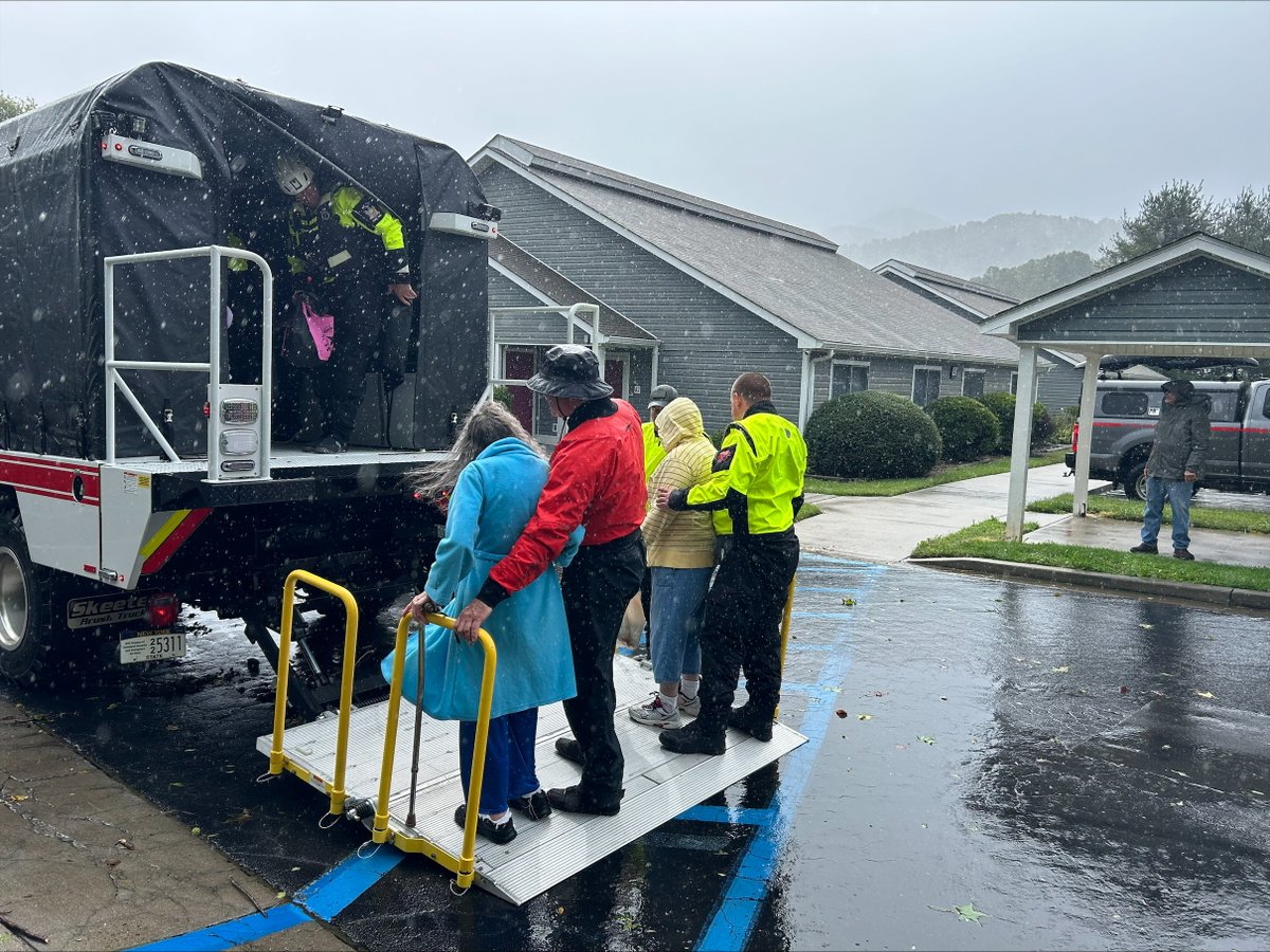 GovKathyHochul's tweet photo. Hurricane Helene has devastated communities across the southern U.S, and New York is here to help.

Our swift water rescue and incident management teams have been hard at work assisting our neighbors in North Carolina as they recover from this destructive storm. https://t.co/1Lyz66ERY5