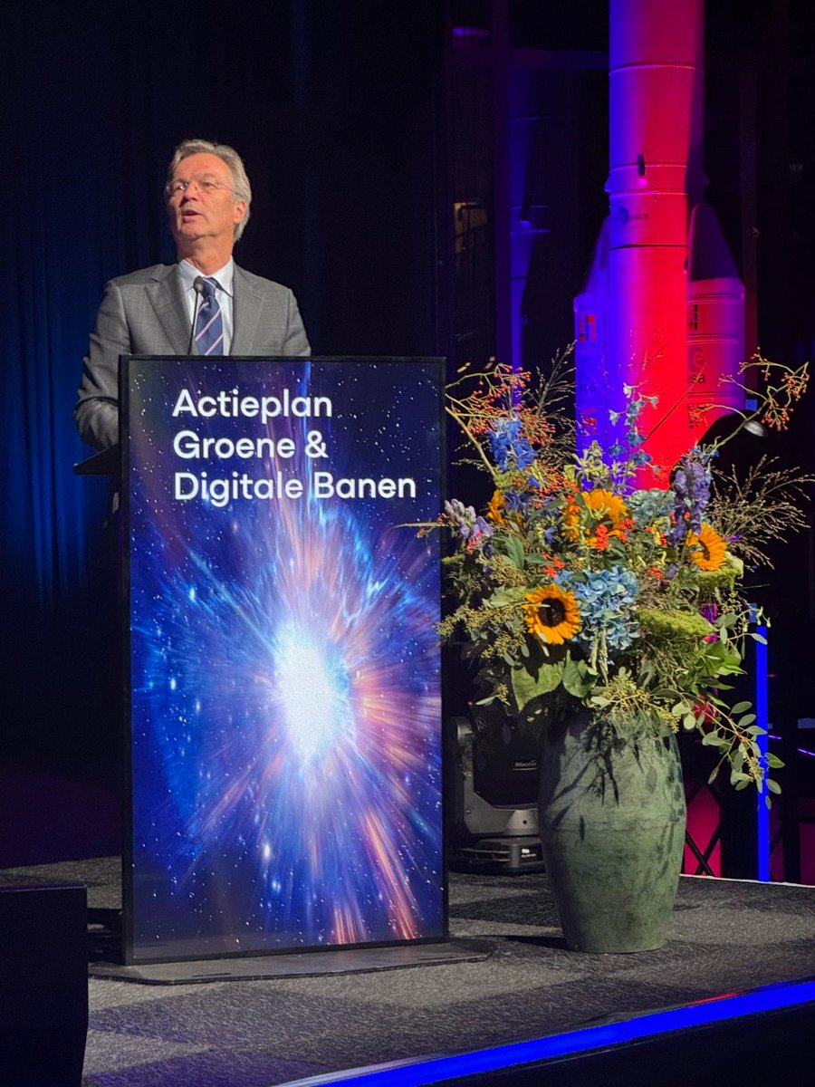 Net gesproken op het #AGDB-congres. Er zijn momenteel 60.000 vacatures in de technische sector, binnen een toch al krappe arbeidsmarkt. We weten ook dat er de komende jaren meer mensen met pensioen gaan, terwijl er meer en meer werk te doen is: meer huizen om te bouwen, meer