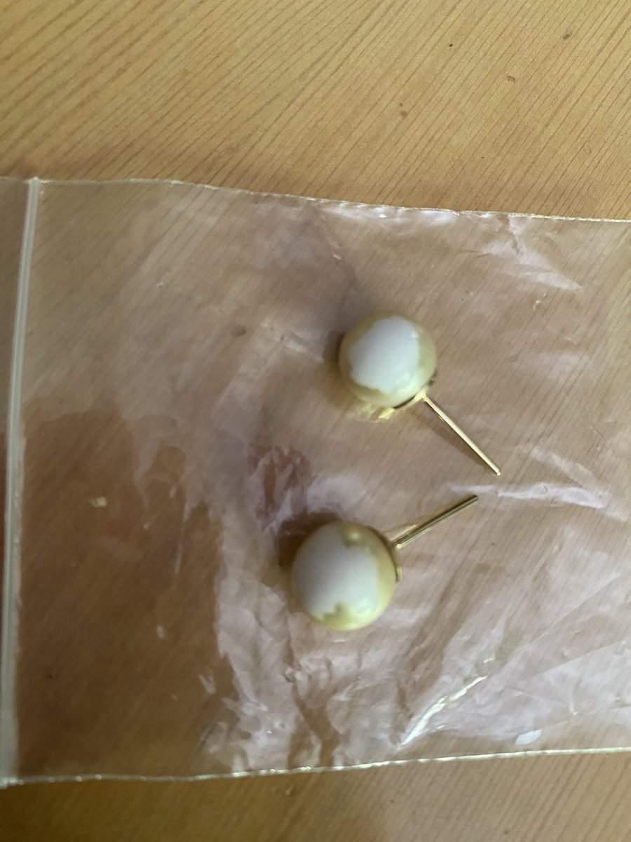 Kuyumcudan inci küpe niye alınır?
Gerçek inci istenildiği için.
En önemlisi markaya güvenirsin.
Antalya Laura Altınbaş’tan aldığım inci küpe soyuldu ve mazeretleri o dönemki bayiymiş.
O zaman AKTINBAŞ Markasının Marka Değeri nerde?
<a href="/altinbasjewelry/">Altınbaş</a> <a href="/fatosaltinbas/">FatoşAltınbaş</a>