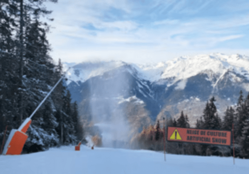 Fête de la Science (#FDS2024) I Table-ronde

❄️ Production de neige en stations de ski : vers un conflit d’usages de l’eau ?

Pour faire face aux hivers mal enneigés, les stations de ski mettent en place des stratégies d’adaptation et ont notamment recours à la production de