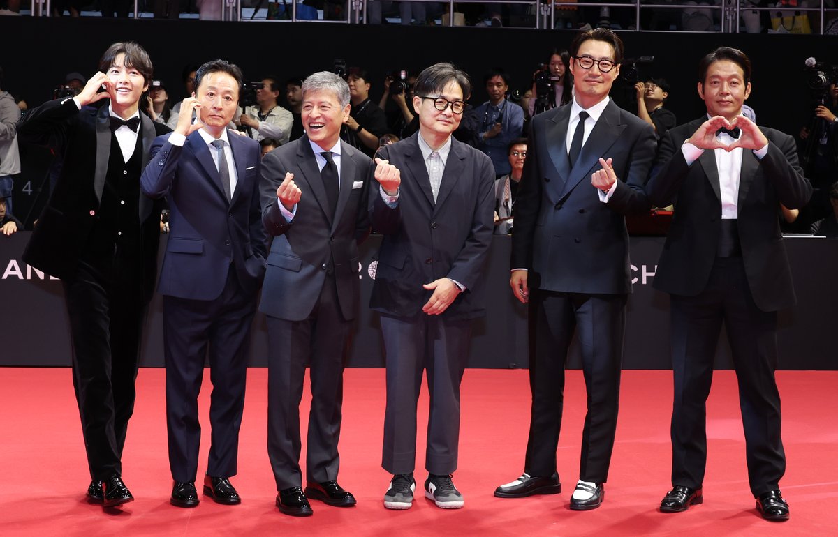 제29회 #부산국제영화제 개막식을 빛낸
<보고타: 마지막 기회의 땅>의 주역들!
내일도 우리 부산에서 만나요 (୨୧ ❛ᴗ❛)✧

#보고타_마지막기회의땅 #보고타 #BIFF #부국제
#송중기 #이희준 #권해효 #박지환 #조현철 #김종수