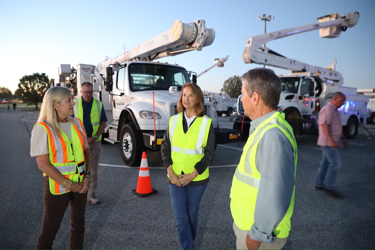 GovKemp's tweet photo. While visiting some of Helene’s hardest-hit Georgia communities, this morning we were honored to meet some hardworking lineman from all over the country who are here helping get Georgians’ power back on in Dublin and Laurens County. Thankful for their professionalism and bravery! https://t.co/OUifo0zbg1