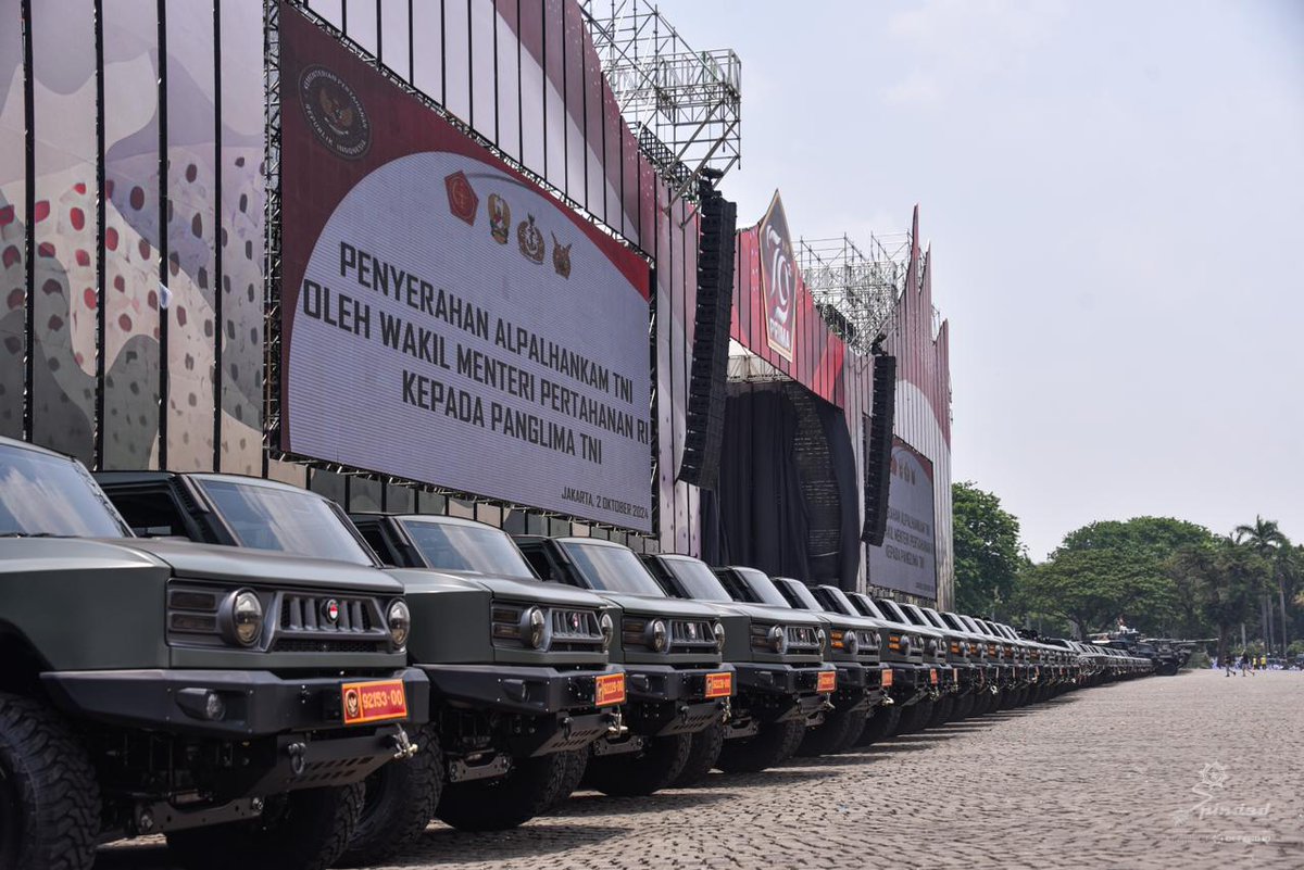 tweetmiliter's tweet photo. Wamenhan RI M. Herindra menyerahkan alpalhankam produksi PT Pindad ke Panglima TNI, Jenderal TNI Agus Subiyanto di Monas, 2 Oktober 2024.

Total alpalhankam yang diserahkan sebanyak 569 unit, diantaranya 250 Maung MV3, 8 Harimau, 23 Pandur, 9 Anoa, &amp; 6 Komodo.

📷:@pindad https://t.co/bXEKnhWPdr