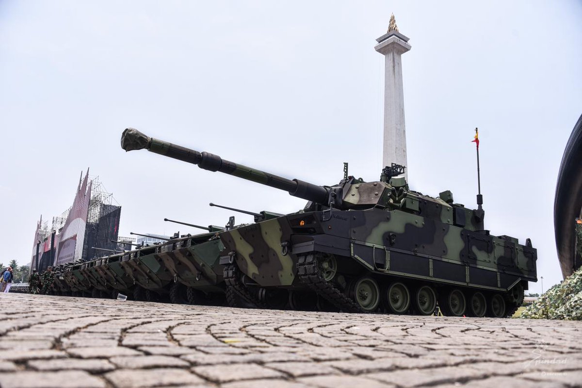 tweetmiliter's tweet photo. Wamenhan RI M. Herindra menyerahkan alpalhankam produksi PT Pindad ke Panglima TNI, Jenderal TNI Agus Subiyanto di Monas, 2 Oktober 2024.

Total alpalhankam yang diserahkan sebanyak 569 unit, diantaranya 250 Maung MV3, 8 Harimau, 23 Pandur, 9 Anoa, &amp; 6 Komodo.

📷:@pindad https://t.co/bXEKnhWPdr
