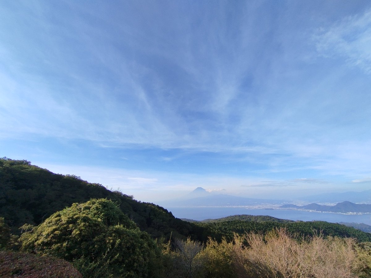 amagilog's tweet image. 住人とだるま山高原行きました！
その後照江寺というお寺に立ち寄って、住職さんと意気投合してご飯奢ってもらいました🥳
龍の絵は大日山照江寺の中に飾ってあるものです