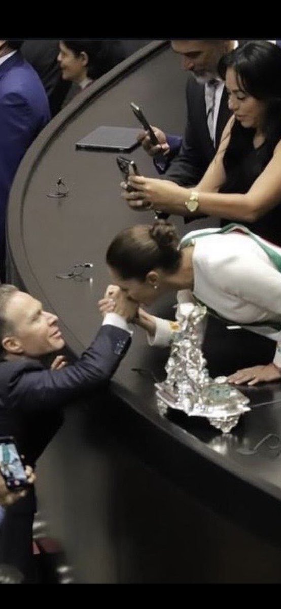 lucciaflores's tweet image. La mano que mece los sobres.