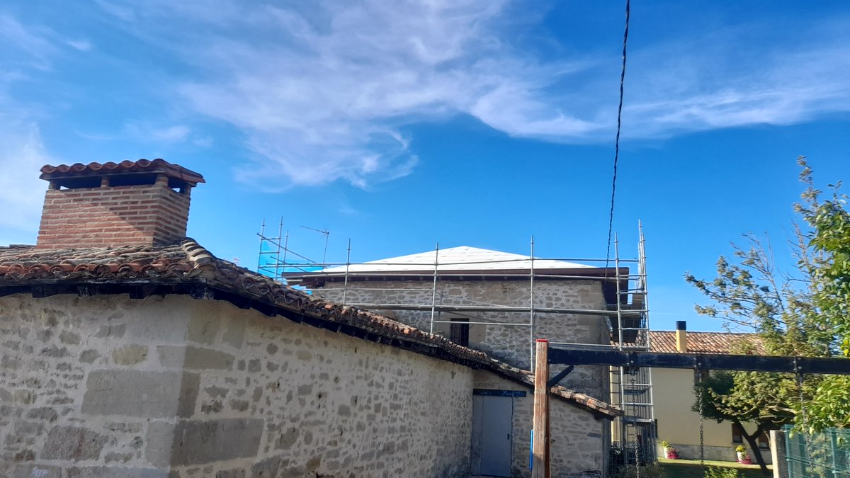 AcoaAke's tweet photo. 🚧 El #concejo de #Tuesta coloca nuevo tejado a su Centro Social

#PlanForal @Araba #ForuPlana

📌 Tuestako #kontzeju|ak teilatu berria jarri du bere Gizarte Zentroan

#Valdegovia #Gaubea @AnanakoKuadrila #Araba #Alava

https://t.co/5A7lv7nTai https://t.co/bE2j3JSzbr
