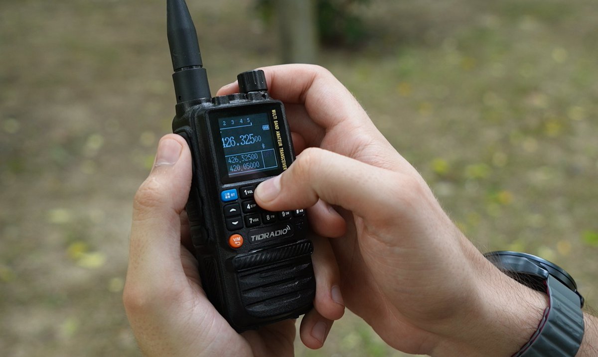 TidradioO's tweet photo. 🤲H3 hands-on experience.

😊Compared to the H8, the H3 is significantly more sleek and lightweight.

😄If you're a fan of slim and compact gadgets, you'll appreciate it.

LINK: https://t.co/DBuplsUUx9
#tidradio #hamradio #radiolife  #tdh3 #walkietalkie #adventureriderradio https://t.co/N3zVqeoEnj