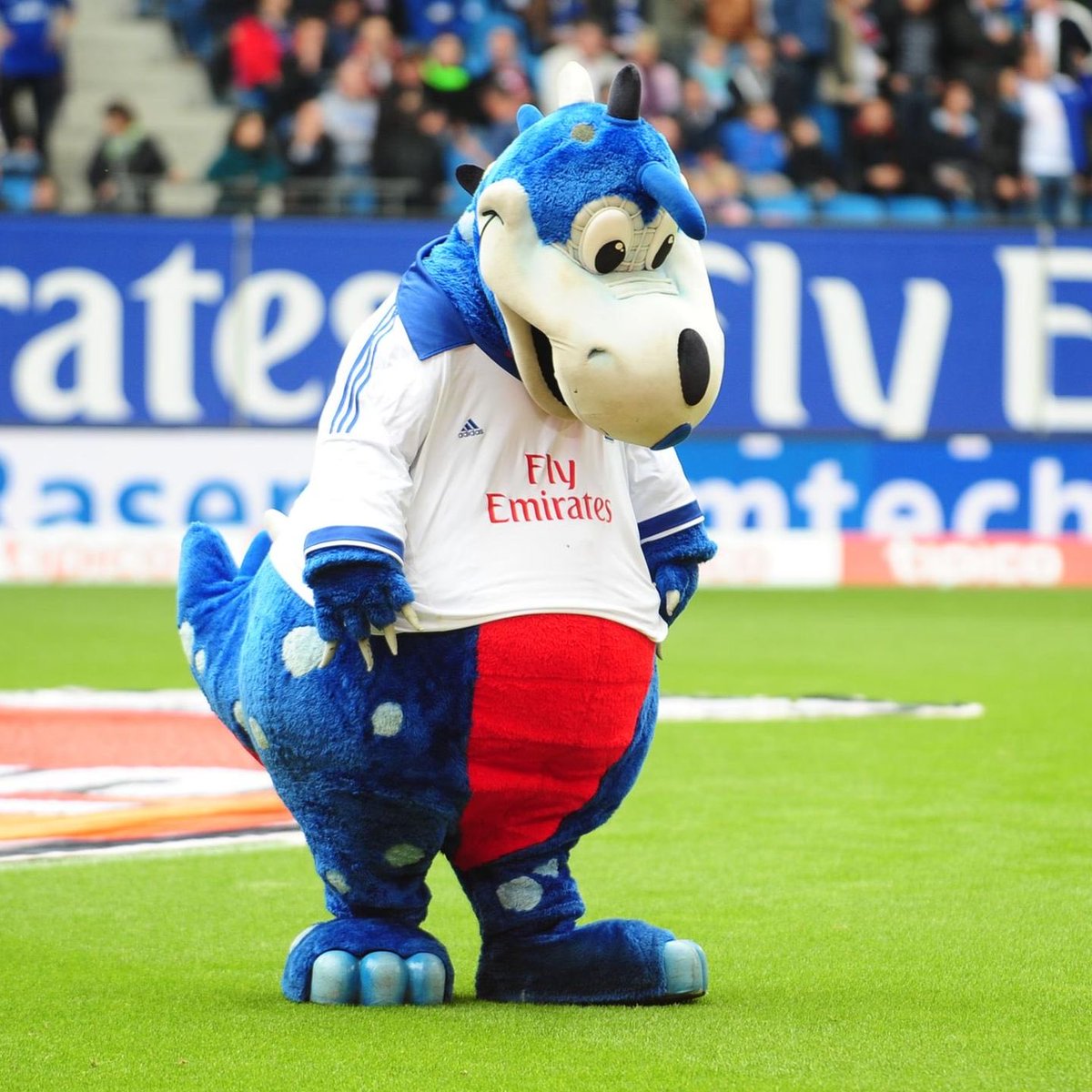 Dino

Verfiel nach dem Abstieg 2018 in eine existenzielle Krise und sackte in einen tiefen Drogensumpf ab.
Im Sommer 2023 wurde er rückfällig und lief schwerbewaffnet durch die Regensburger Innenstadt. Dabei lachte er wahnsinnig und schrie mehrfach „ES WIRD NOCH GESPIELT“

4/9
