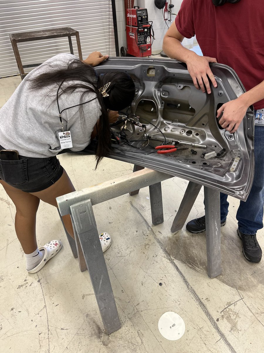 KphsAuto's tweet image. It’s official. KPHS Collision students diving right in and started repairing body panels. @HumbleISD_KPHS 
@HumbleISD 
@HumbleISD_CTE
