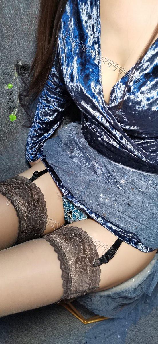 在昏黄的灯光下，一袭长裙，微微侧首，发丝轻扬，目光流转处，似有万千情愫等待被读懂..... https://t.co/uEFBV83hhc