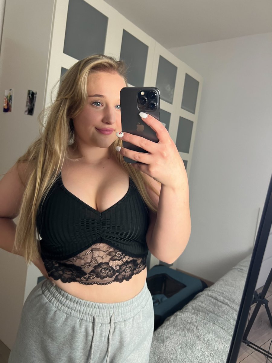 miasofie_21's tweet photo. Suche noch nh Boyfriend, bald ist doch Weihnachten!! Brauche jemanden zum kuscheln 🥰 
Und zum Kekse backen… https://t.co/Cs3sFBLn4T