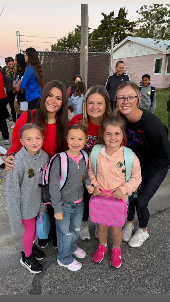 HutchSoftball's tweet photo. Volunteering for National Walk to School Day!  #breathefire 

@Lilliansapp2005 @GollyTailor @JessicaJSchmidt https://t.co/u9jCP9OnrR