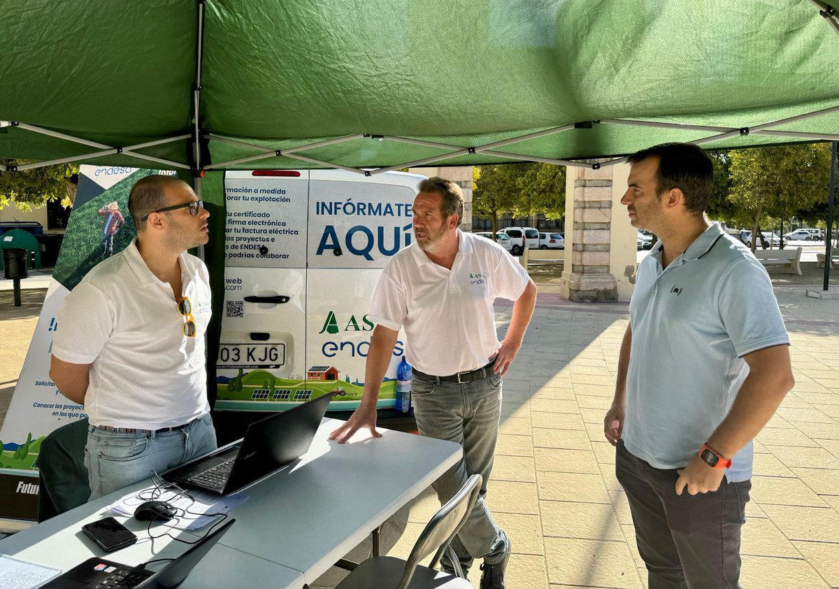 AsajaNacional's tweet image. Visita de Diego Pérez Ramírez, concejal de Desarrollo Local, Empleo, Turismo, Formación, Comunicación y Nuevas Tecnologías de #Campillos  (📍Málaga) a nuestra 🚐🔵 #OficinaMóvil de #DigitalizaciónRural

➕INFO👉 campoyenergia.com
@endesa #TransiciónJusta