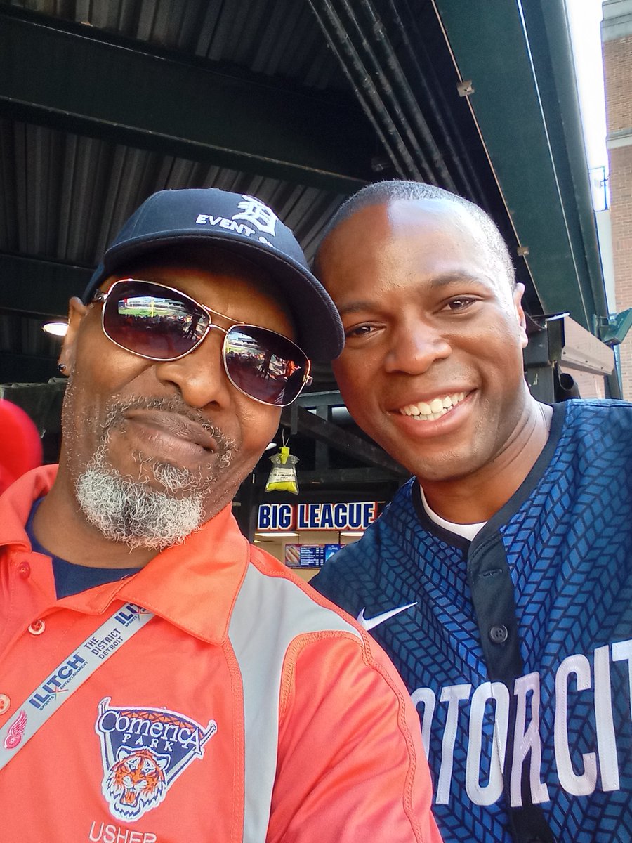 TCReal376733's tweet photo. @FOX2News #theNine I ran into this cool guy while working the Tigers "Watch Party" ⚾💪 #tcreal #workingactor https://t.co/nuUS7nfCQ3
