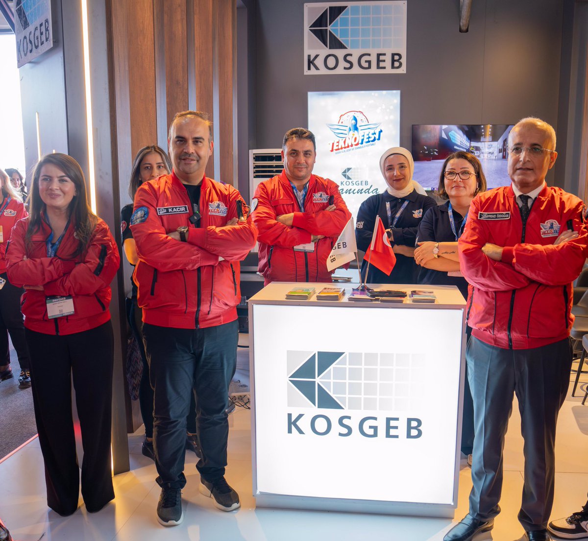 Kosgeb's tweet photo. TEKNOFEST AKDENİZ KAPILARINI AÇTI 

Sanayi ve Teknoloji Bakanı @mfatihkacir , @teknofest Yönetim Kurulu Başkanı @Selcuk ve paydaş kurumlar tarafından #TEKNOFESTAKDENİZ’in Adana’da açılışı yapıldı. 🚀

KOSGEB standında girişimcilere bilgilendirme yapılırken Adana’da faaliyet gösteren Onay Yazılım’ın sanal gerçeklik etkinliği büyük ilgi gördü.

#GelecekSenOl 🇹🇷

📆 2- 6 Ekim 

📍 Adana Şakirpaşa Havalimanı